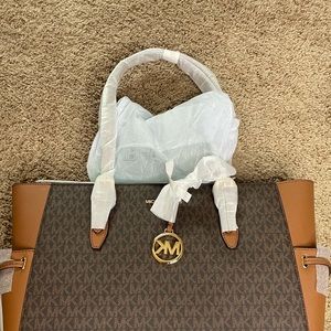 LUXURIOUS MICHAEL KORS HANDBAG 100% AUTHENTIC
